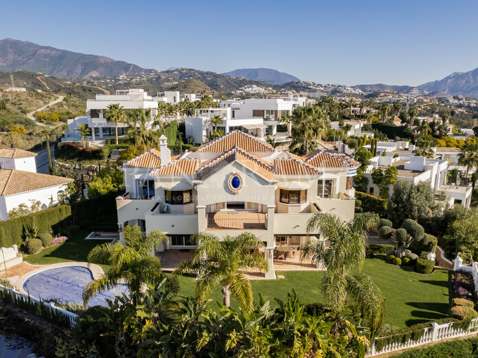 Une villa de style classique située à La Alqueria à Benahavís