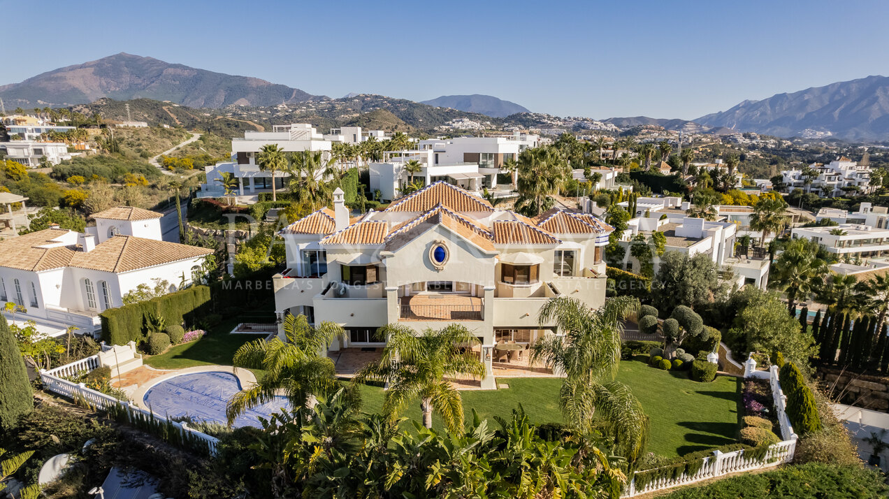 A classic-style villa situated in La Alqueria in Benahavís