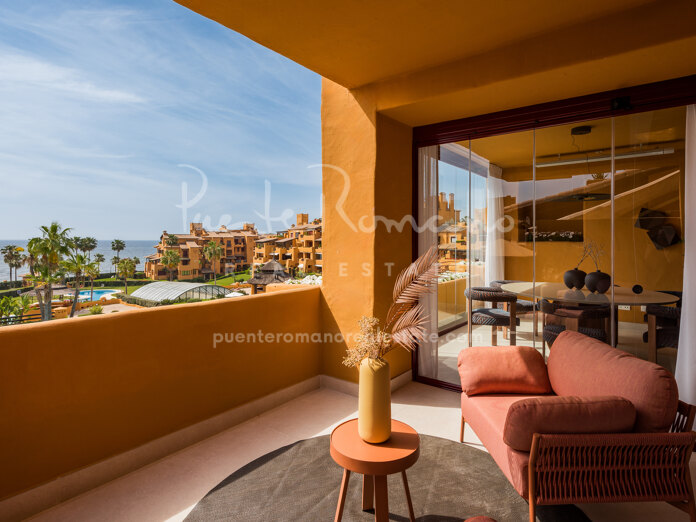 Spectacular beachfront apartment in Los Granados del Mar