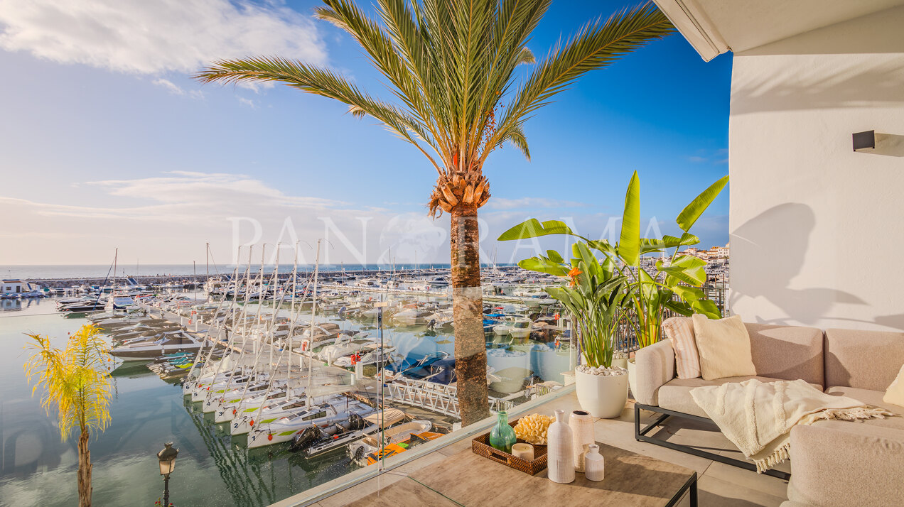 Licht en ruim duplex penthouse aan de eerste lijn in Puerto Banús