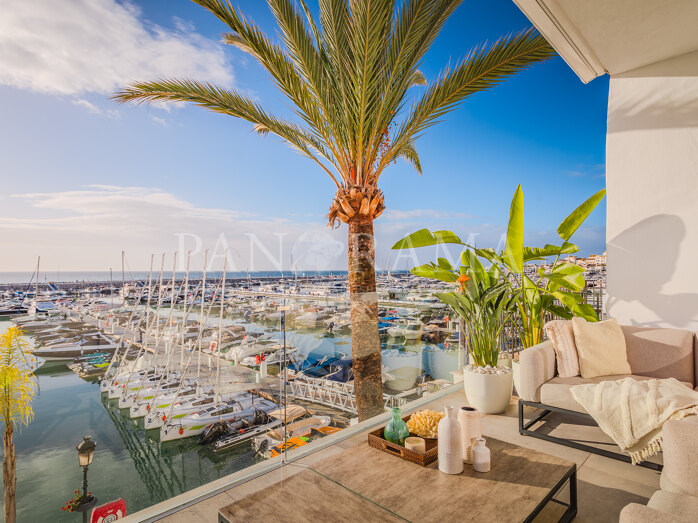 Licht en ruim duplex penthouse aan de eerste lijn in Puerto Banús