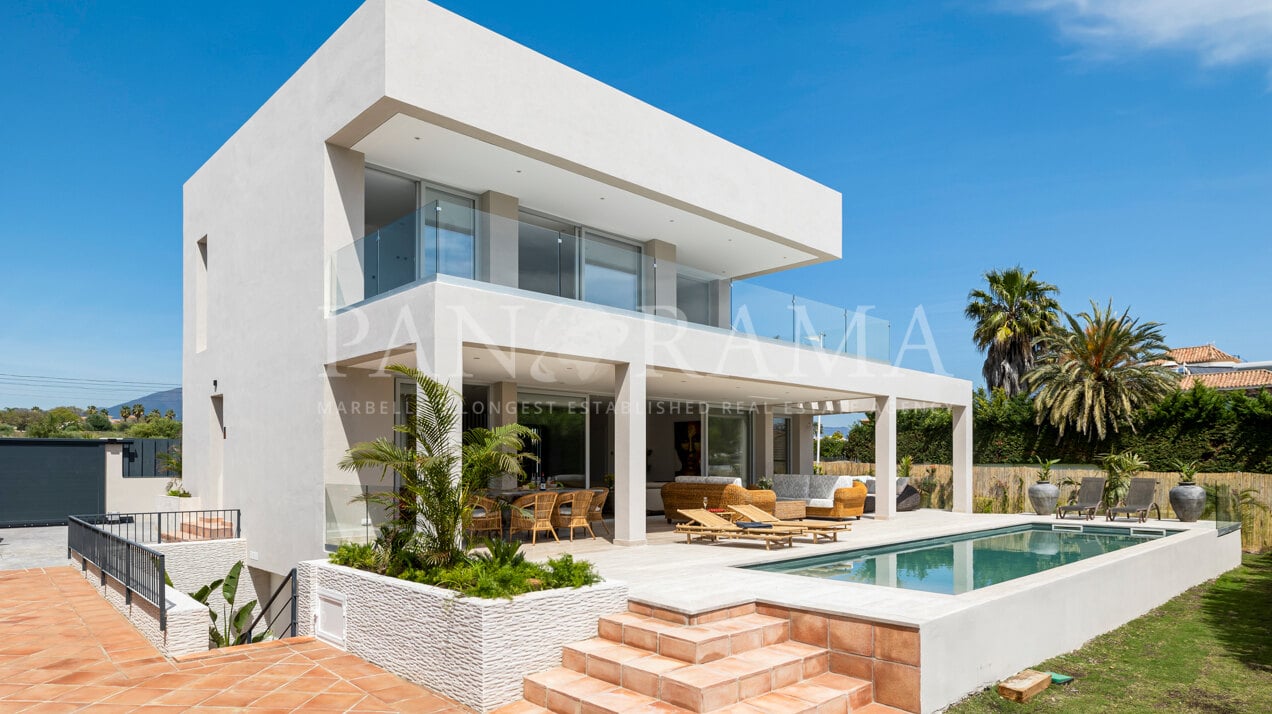 Neu erbaute Villa auf der Strandseite von San Pedro de Alcántara