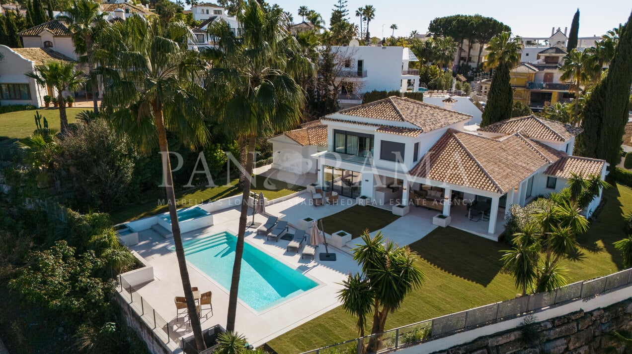 Impresionante y lujosa villa moderna en primera línea de golf en Los Naranjos