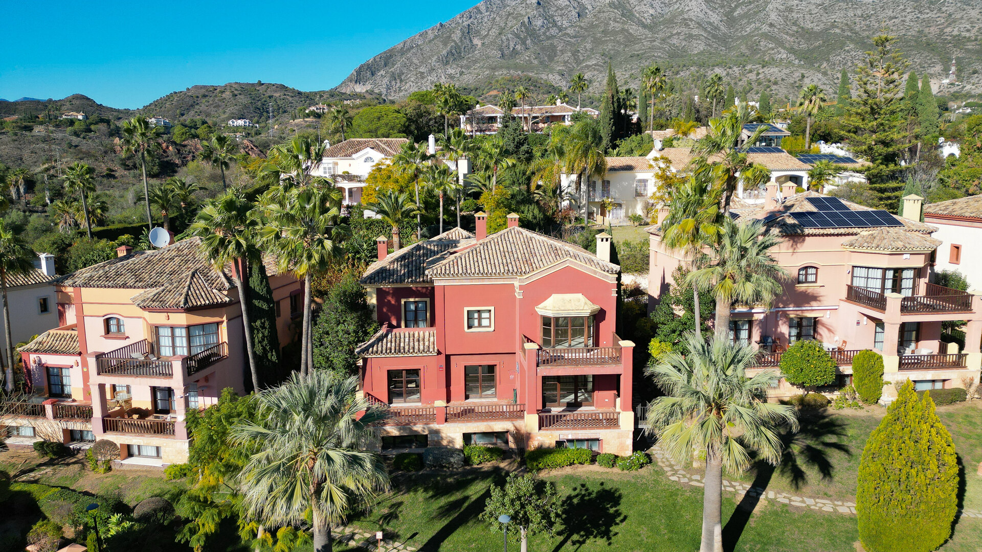 Villa moderna con estilo tradicional en la Milla de Oro