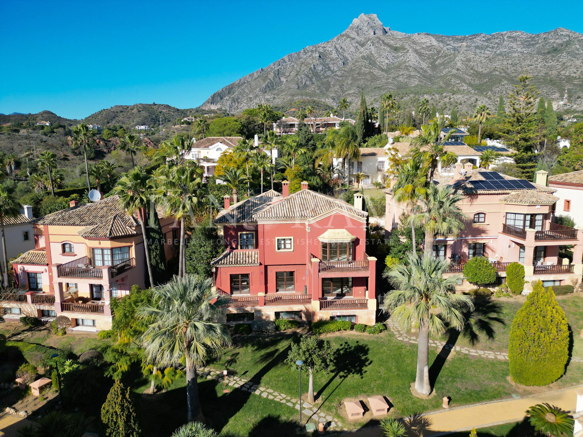 Villa moderna con estilo tradicional en la Milla de Oro