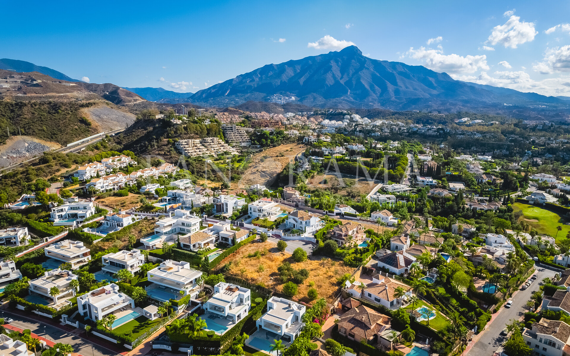 Plots with project to build a luxury villa with panoramic views in Nueva Andalucía