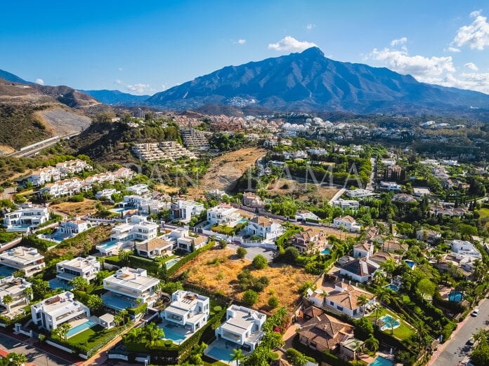 Terrains avec projet de construction d'une villa de luxe avec vue panoramique à Nueva Andalucía