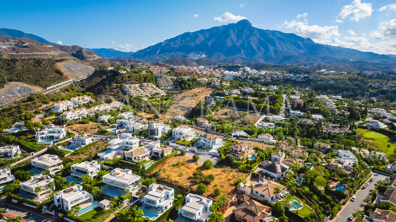 Terrains avec projet de construction d'une villa de luxe avec vue panoramique à Nueva Andalucía