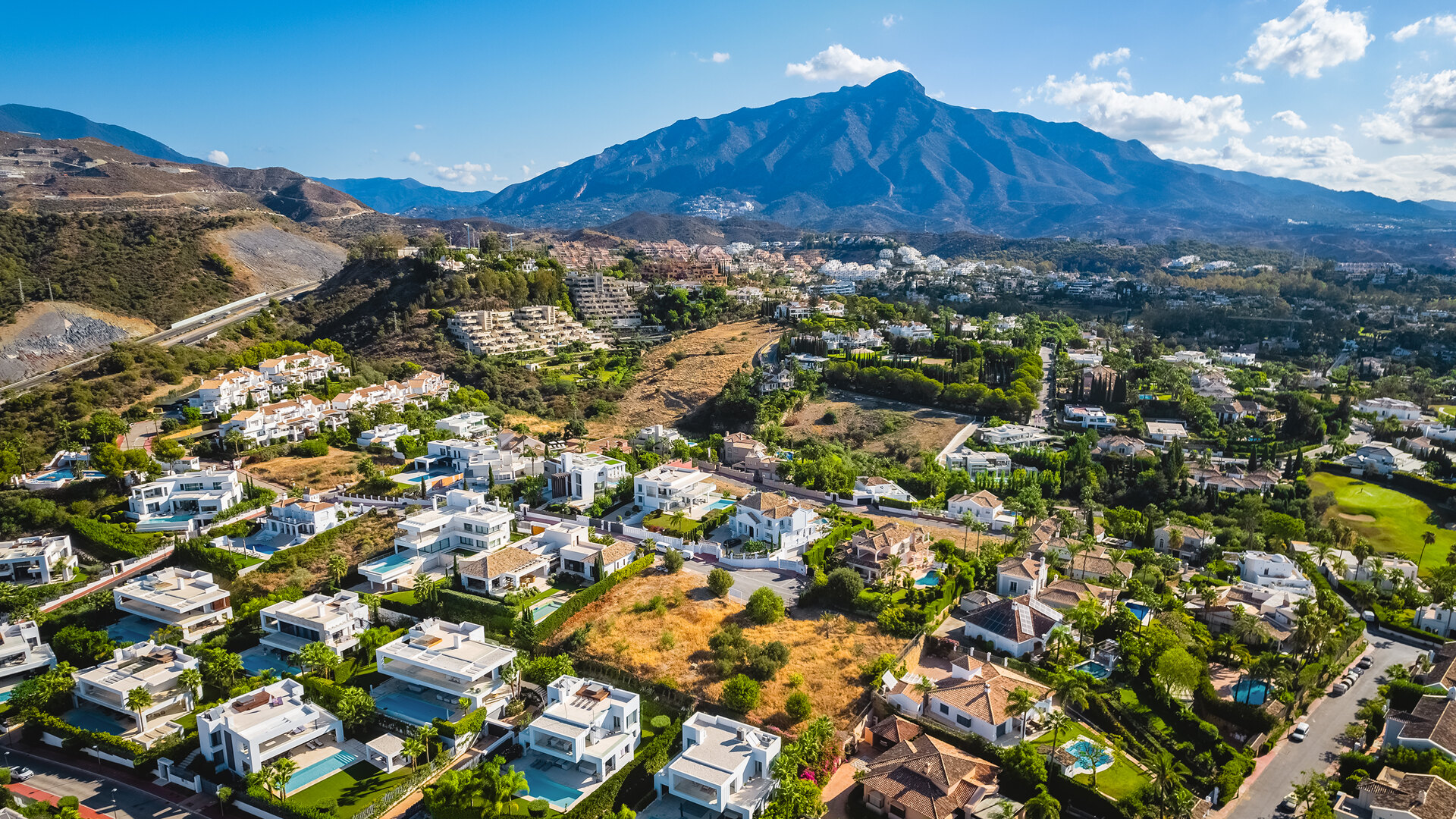 Perceel met project om een luxe villa met panoramisch uitzicht te bouwen in Nueva Andalucía