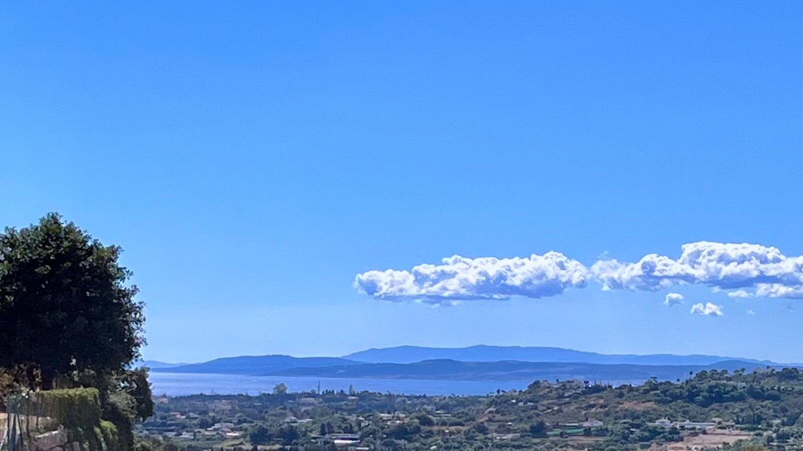 Terrain avec vue imprenable sur la mer