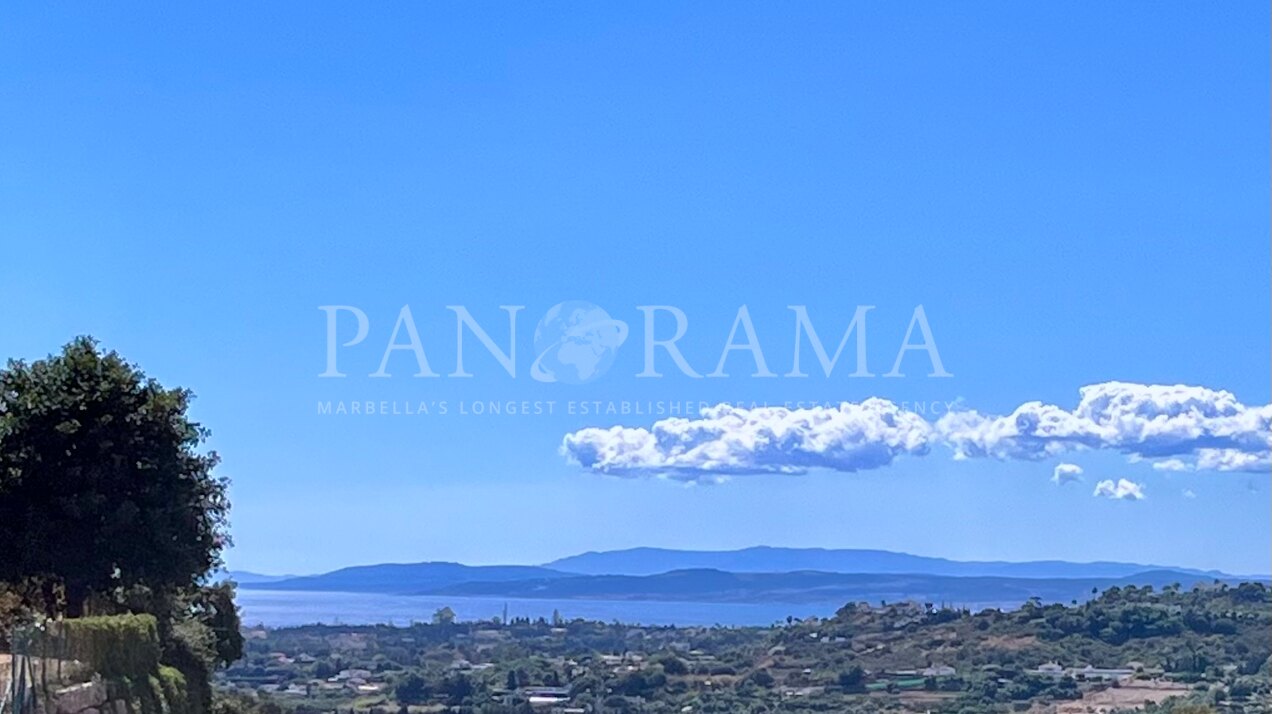 Terrain avec vue imprenable sur la mer