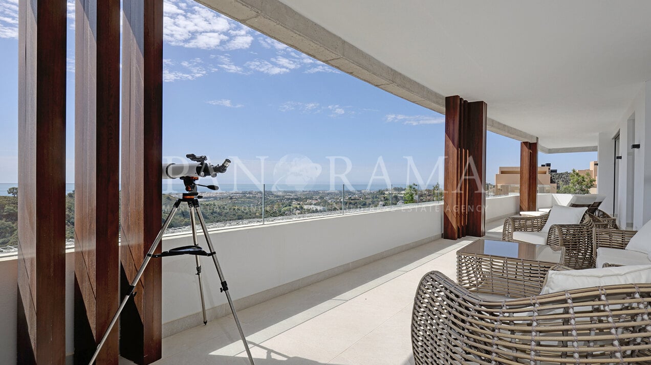 Apartment with panoramic sea views in Real de La Quinta, Benahavís