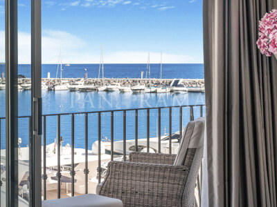 Front line harbor penthouse in the best position in Puerto Banús