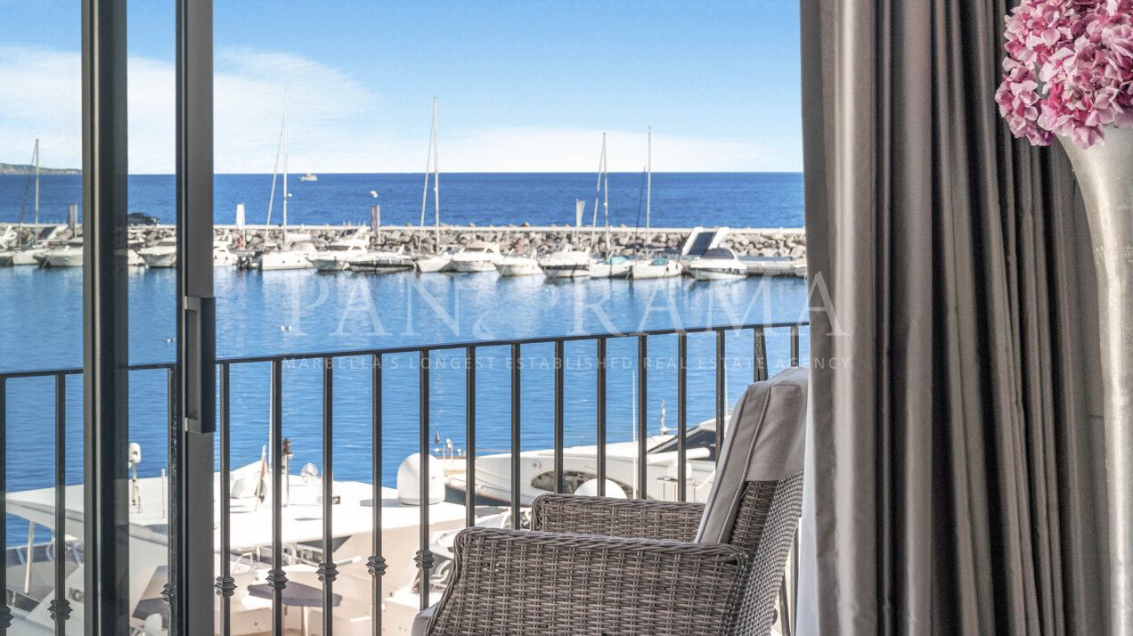 Prachtig penthouse aan de frontlinie met spectaculair uitzicht op zee en bergen in Puerto Banús