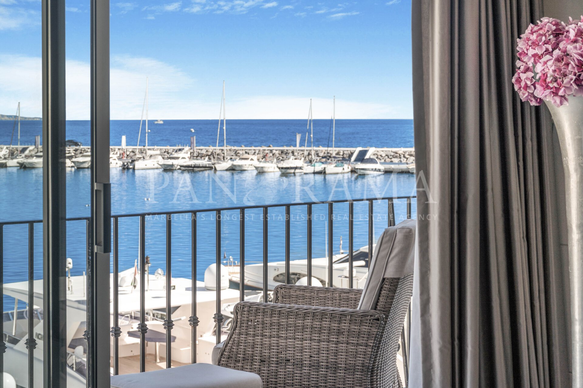 Superbe penthouse en première ligne avec une vue spectaculaire sur la mer et les montagnes à Puerto Banús