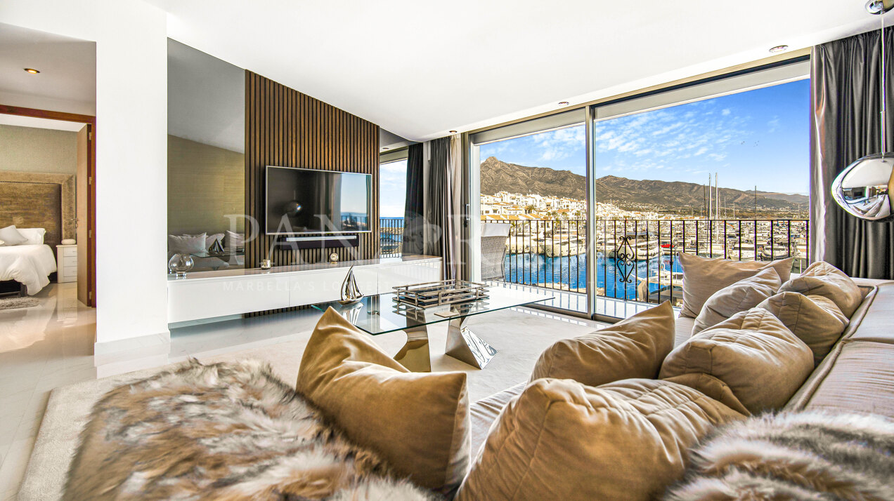 Impresionante apartamento en primera línea, con espectaculares vistas al mar y la montaña en Puerto Banús