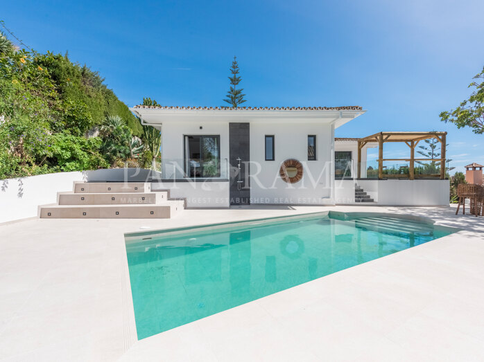 Luxe villa onlangs gerenoveerd met spectaculair uitzicht op zee in Marbella Oost