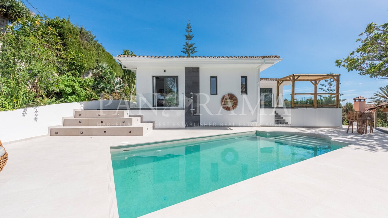 Villa de luxe récemment rénovée avec une vue spectaculaire sur la mer à Marbella Est