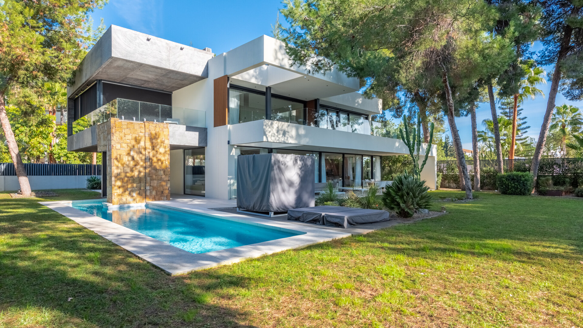 Villa contemporánea en Rocío de Nagüeles, en la Milla de Oro de Marbella