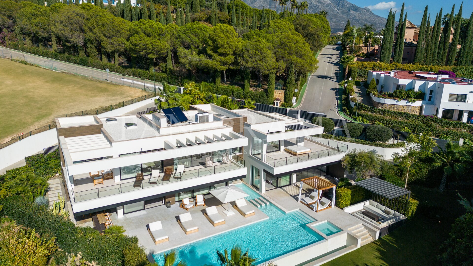 Zeitgenössische Luxusvilla in La Cerquilla, Nueva Andalucía