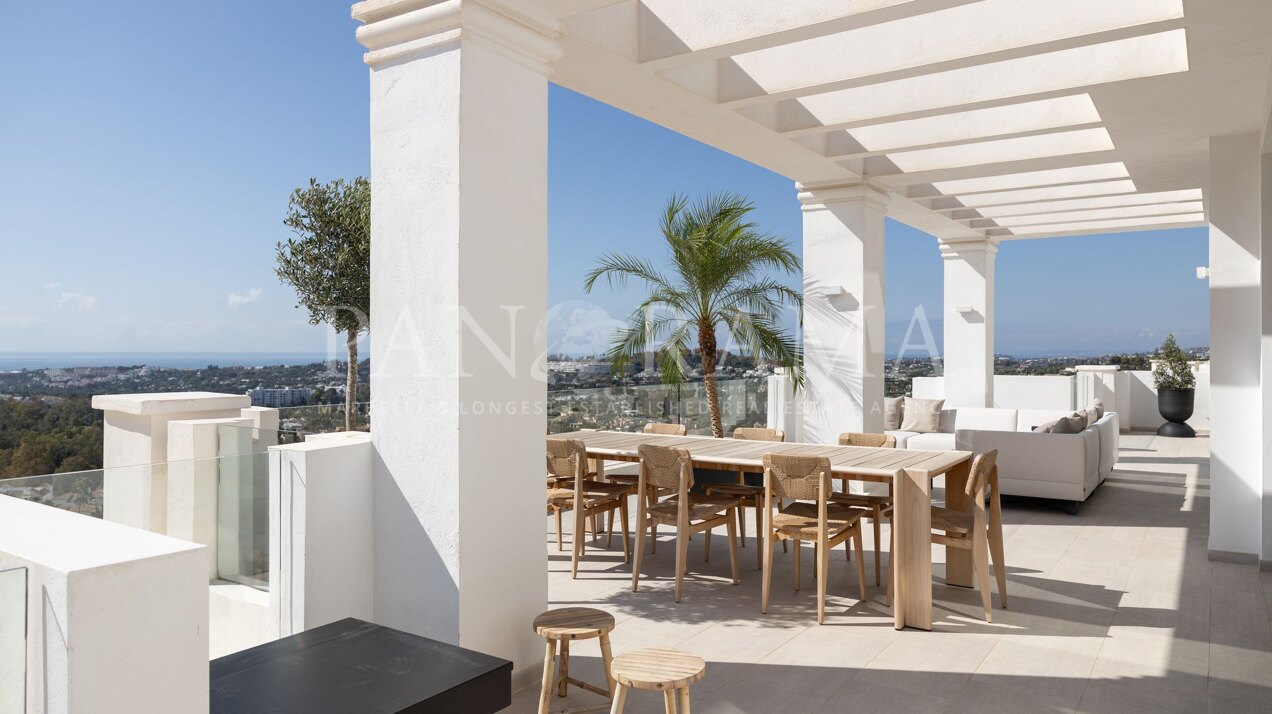 Duplex penthouse met panoramisch uitzicht op zee, meer en bergen