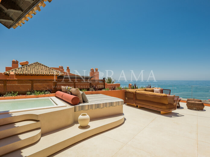 Duplex-penthouse aan het strand met een uniek design in La Morera, Los Monteros.