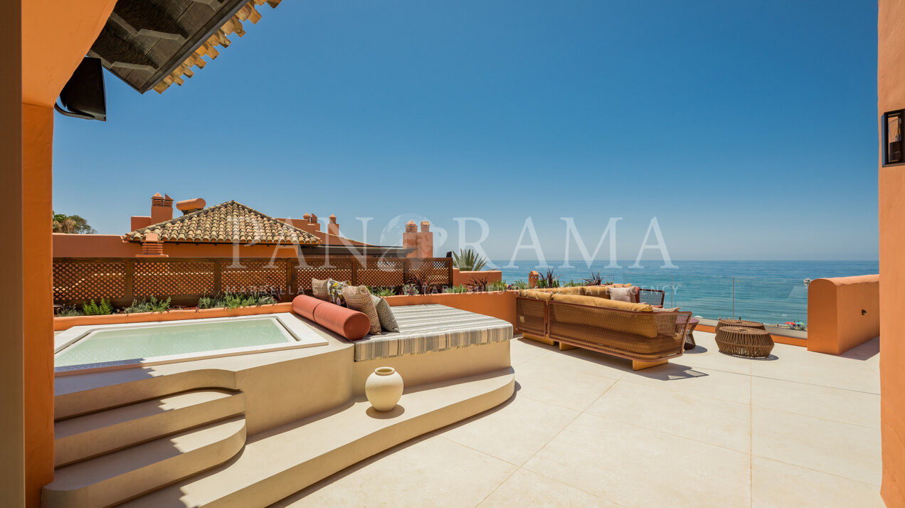 Duplex-penthouse aan het strand met een uniek design in La Morera, Los Monteros.