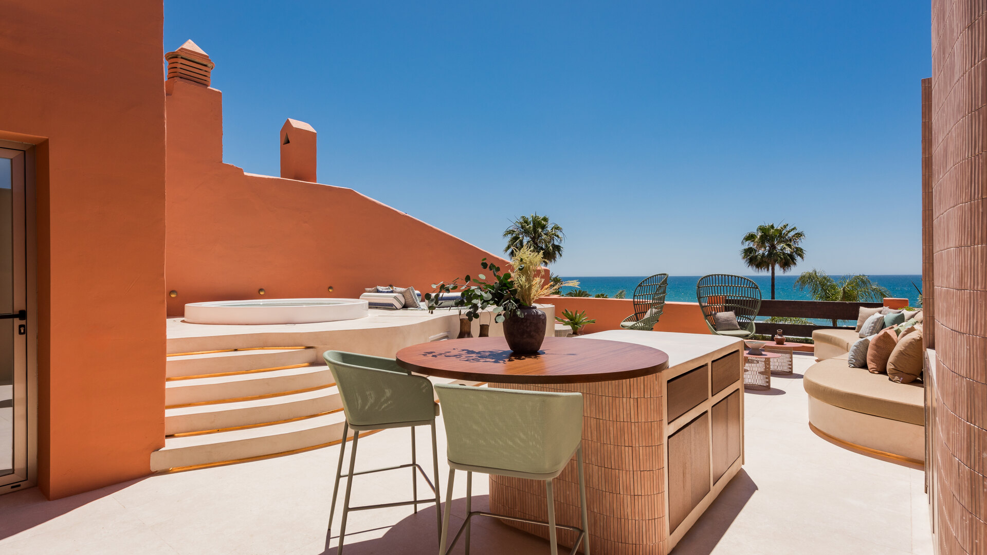 Strandfront volledig gerenoveerd duplex penthouse in Los Monteros