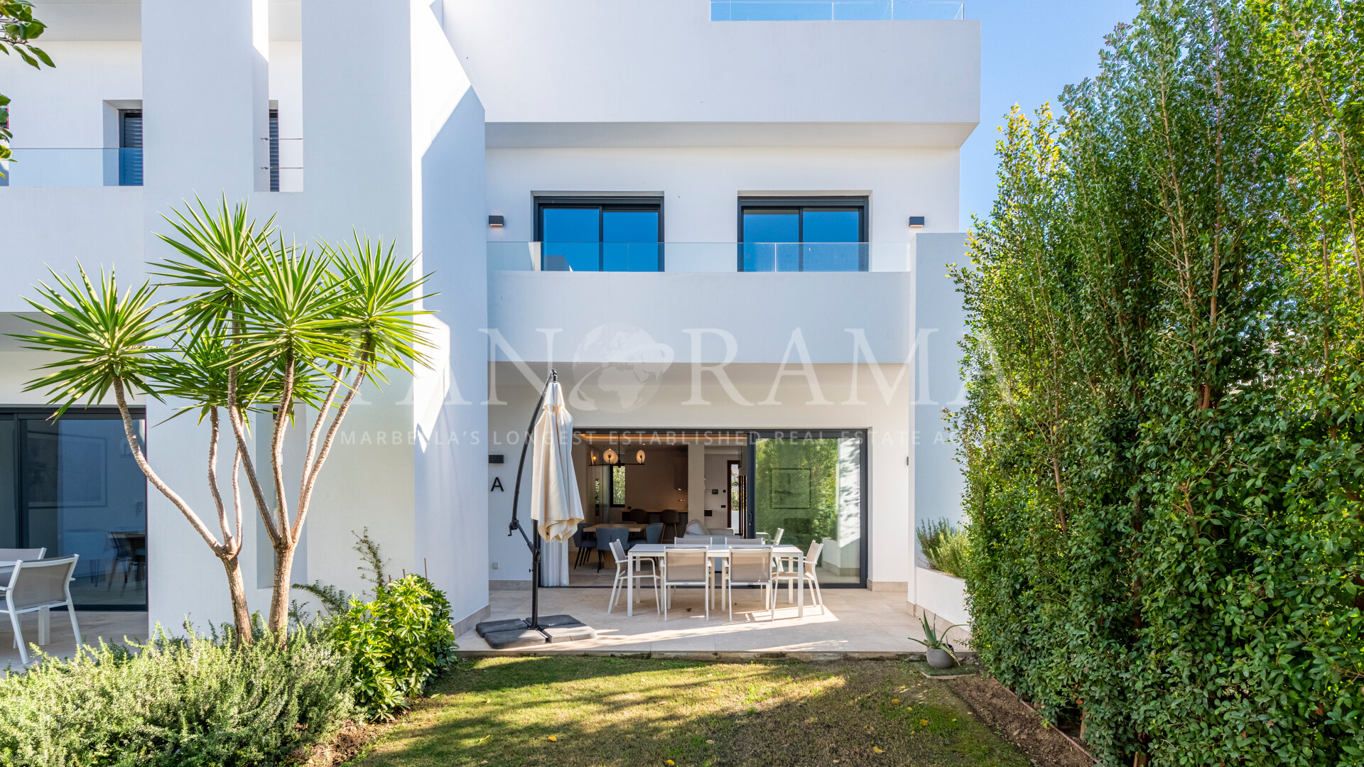 Maison de ville contemporaine à La Reserva del Conde, à Nueva Andalucía