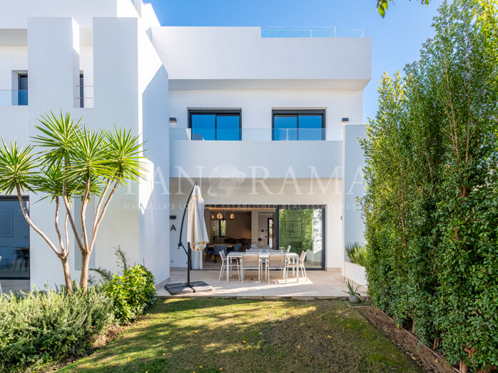 Maison de ville contemporaine à La Reserva del Conde, à Nueva Andalucía