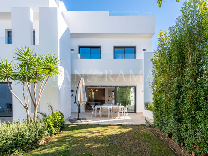 Contemporary townhouse in La Reserva del Conde in Nueva Andalucía