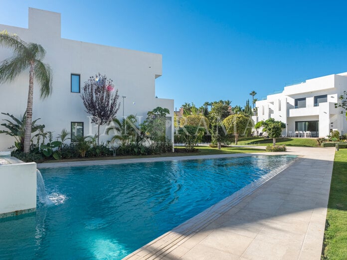 Contemporary townhouse in La Reserva del Conde in Nueva Andalucía