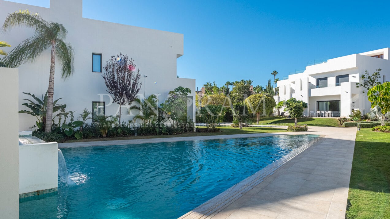 Contemporary townhouse in La Reserva del Conde in Nueva Andalucía