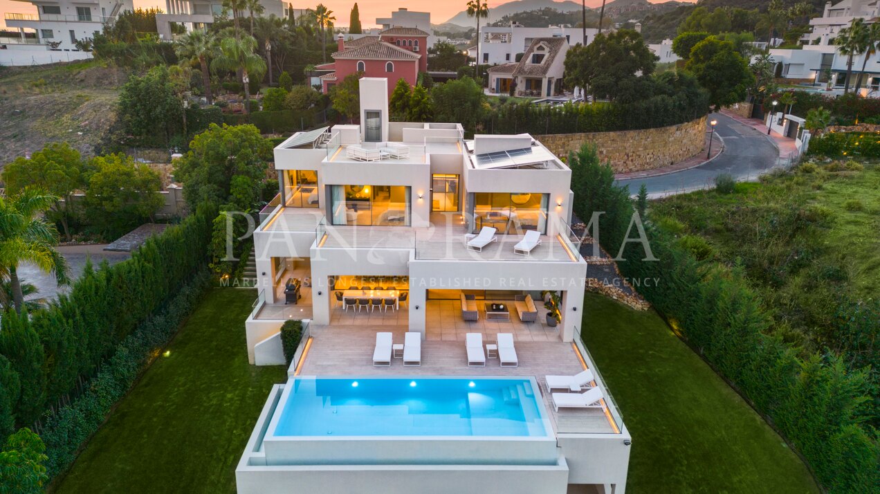 Superb modern villa in a prime location in Nueva Andalucía