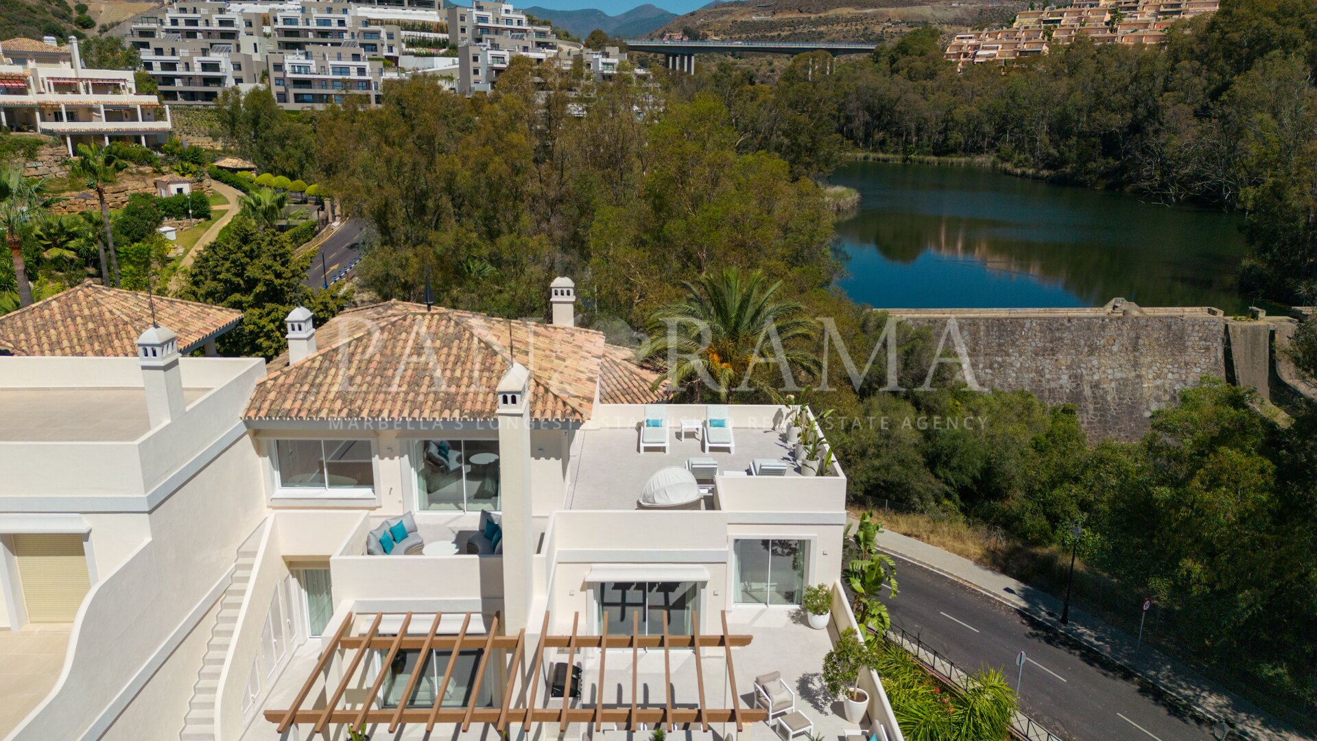 Ático dúplex en esquina, con vistas al lago, a La Concha y al Mar Mediterráneo