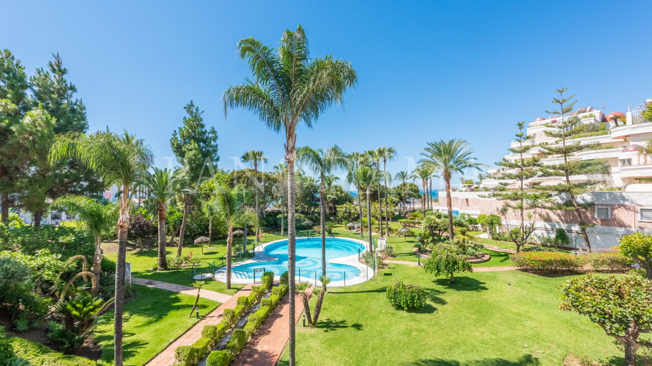 Renovated beachside flat in a luxurious complex in Puerto Banús