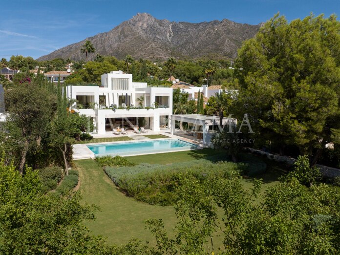 Stunning mansion in the exclusive gated community of Altos Reales