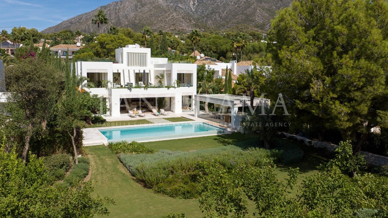 Stunning mansion in the exclusive gated community of Altos Reales