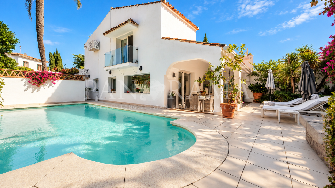 Casa Marítima: Semi-detached seaside villa with private swimming pool in Río Verde Playa, on Marbella’s Golden Mile