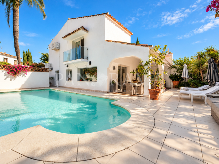 Casa Marítima: Semi-detached seaside villa with private swimming pool in Río Verde Playa, on Marbella’s Golden Mile