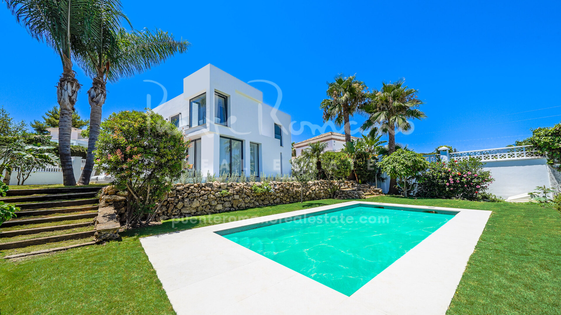 Contemporary villa in Nueva Andalucía just a short walk from services and restaurants