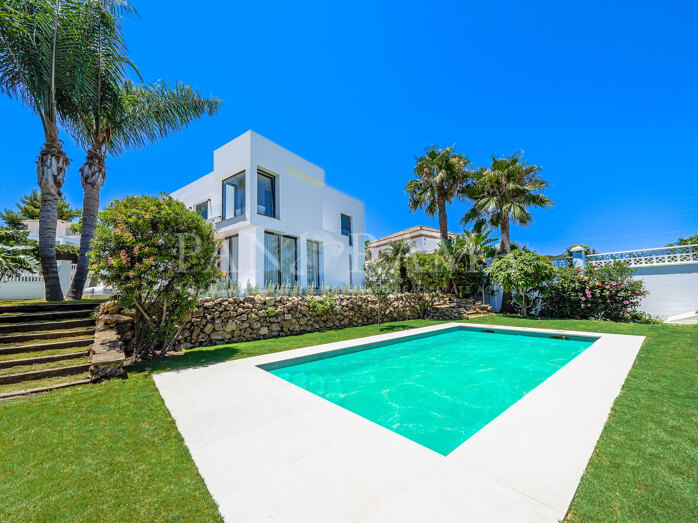 Contemporary villa in Nueva Andalucía just a short walk from services and restaurants