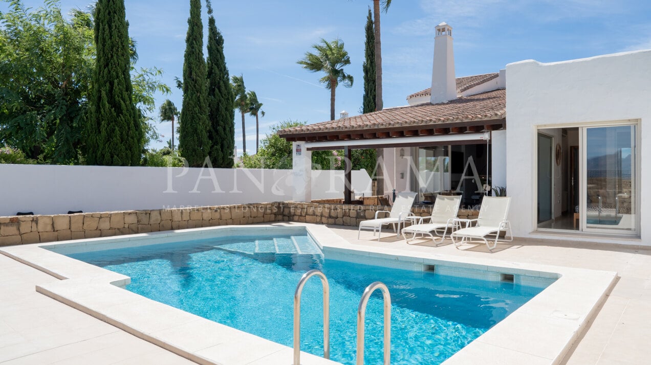 Villa in einer geschlossenen Wohnanlage mit Berg- und Meerblick in La Alquería