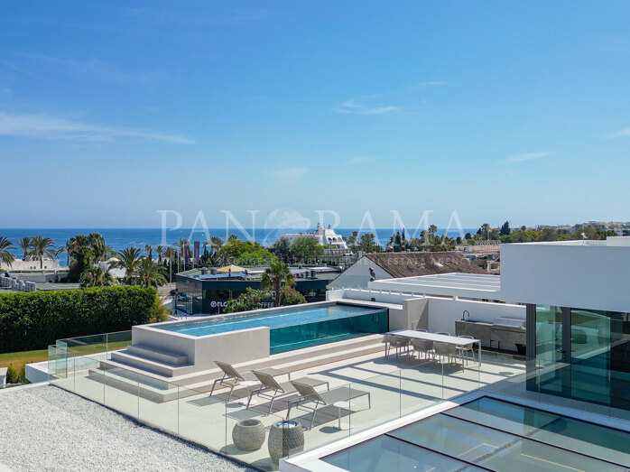 Villa de diseño vanguardista a unos pasos de la playa y de Puerto Banús