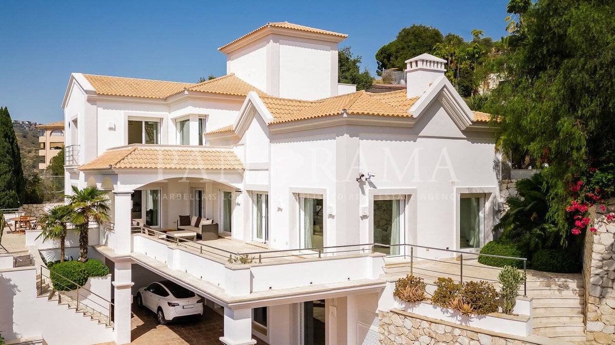 Villa con vistas espectaculares al mar y las montañas en Elviria