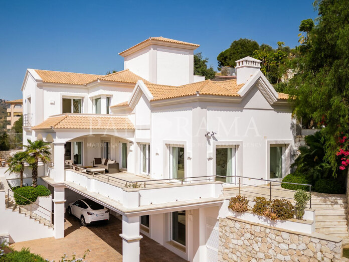 Villa con vistas espectaculares al mar y las montañas en Elviria