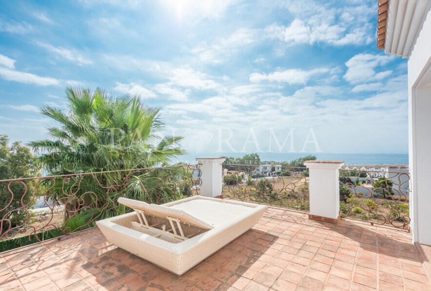 Wunderschöne Villa im andalusischen Stil mit modernen Möbeln in der Nähe von Sotogrande