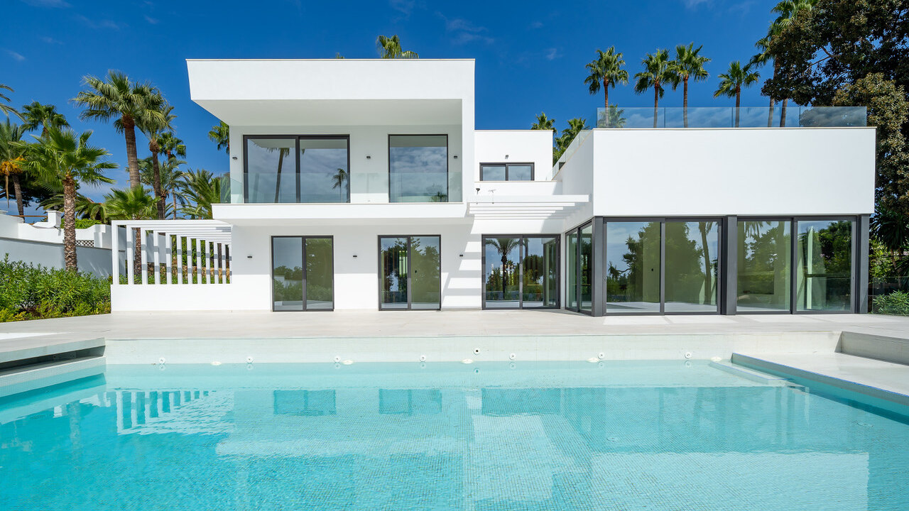 Lovely contemporary family villa in El Paraíso