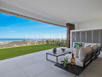 Apartamento con jardín privado y vistas panorámicas al mar en La Quinta, Benahavis