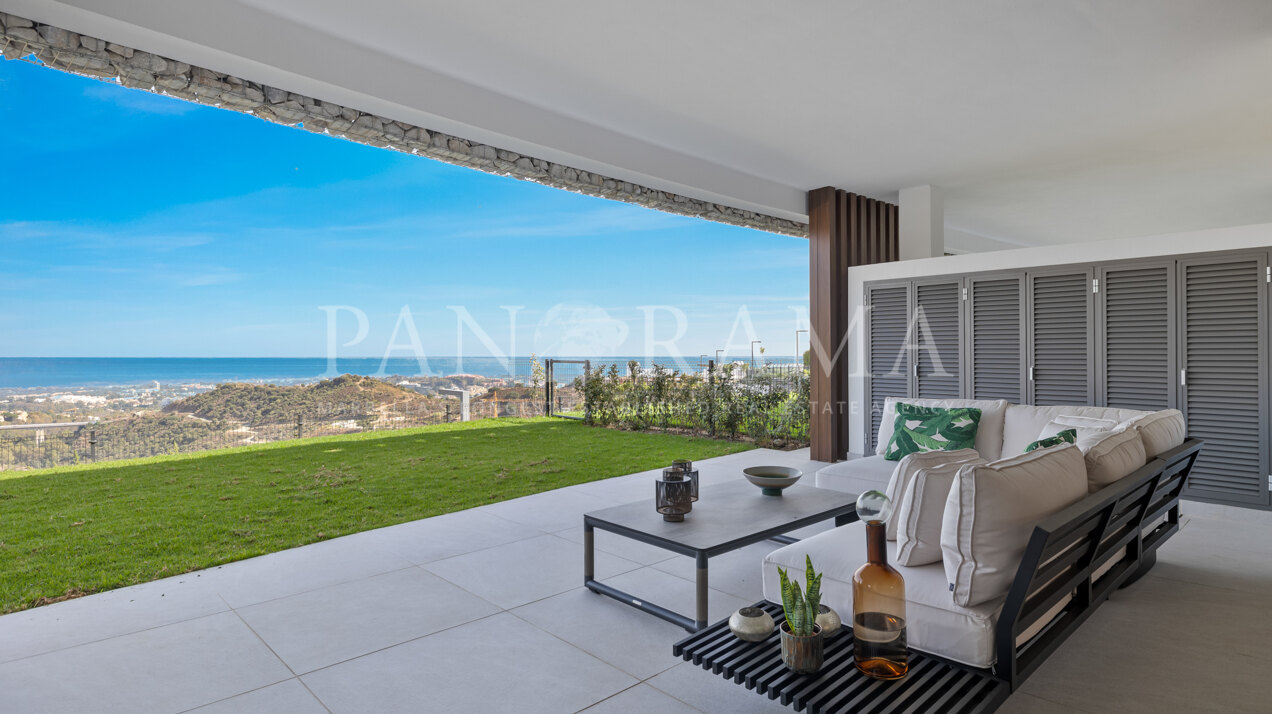 Wohnung mit privatem Garten und Panoramablick auf das Meer in La Quinta, Benahavis